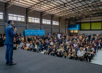 JULIÁN ÁLVAREZ DISTINGUIÓ A MÁS DE 200 TRABAJADORES Y TRABAJADORAS MUNICIPALES DE LANÚS POR SU TRAYECTORIA