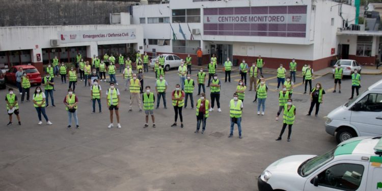 100 VOLUNTARIOS MUNICIPALES AYUDAN A COORDINAR LAS FILAS DE LOS CAJEROS AUTOMÁTICOS DE LANUS