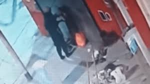 AVELLANEDA: DESAFECTARON A DOS POLICÍAS POR GOLPEAR A MENORES  LOS EFECTIVOS FUERON GRABADOS POR LAS CÁMARAS DE SEGURIDAD UBICADAS EN LA VÍA PÚBLICA. FUE AYER FRENTE AL HOSPITAL FIORITO. EL VIDEO.