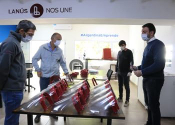 EMPRENDEDORES VOLUNTARIOS DE LANUS HICIERON 600 MÁSCARAS DE PROTECCIÓN FACIAL PARA TRABAJADORES DE SALUD