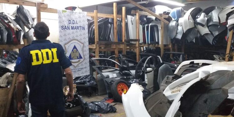 LANÚS: ALLANAN DOS DESARMADEROS CLANDESTINOS E INCAUTAN MÁS DE 32 MIL AUTOPARTES