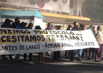 Feriantes de Lanús cortaron la avenida Hipólito Yrigoyen frente a la Municipalidad