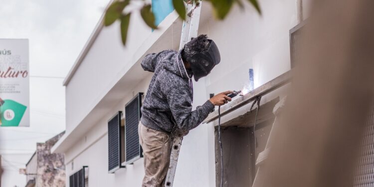 EL MUNICIPIO AVANZA EN LA PUESTA EN VALOR DE OTRAS 5 ESCUELAS DE LANÚS*