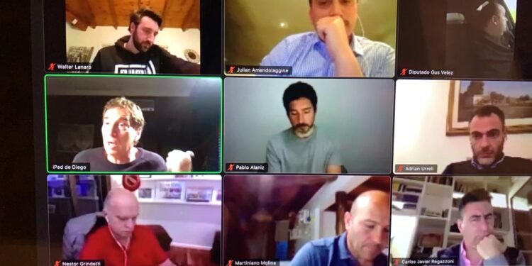 *GRINDETTI Y SANTILLI CON DIRIGENTES PRO DE LA TERCERA*