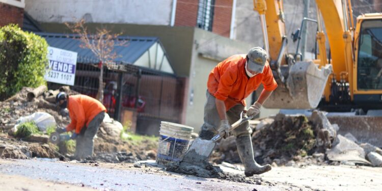 *CON 11 FRENTES DE OBRA, EL MUNICIPIO AVANZA EN LA REPAVIMENTACIÓN DE 250 CUADRAS DE LANÚS*