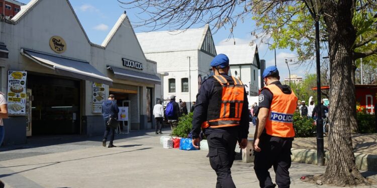 *LANÚS QUIERE IMPLEMENTAR EL USO DE PISTOLAS TASER*