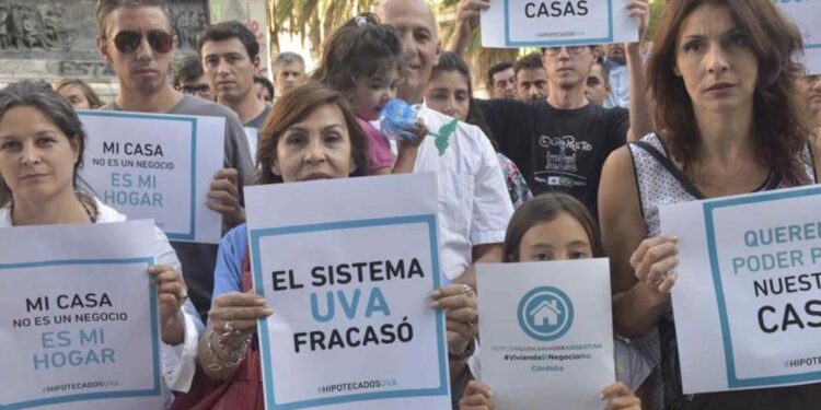 BANCOS, INTIMAN A TOMADORES DE CREDITO UVA.