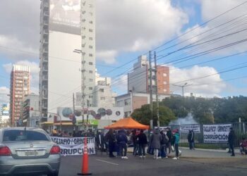 Cortan Hipólito Irigoyen, frente a la municipalidad de Lanús.