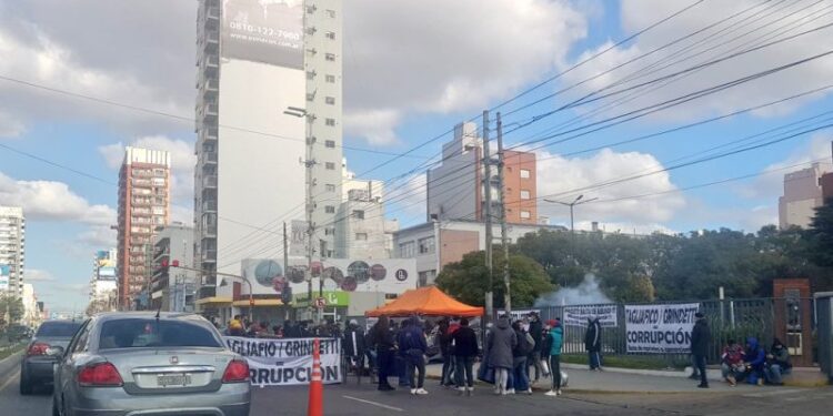 Cortan Hipólito Irigoyen, frente a la municipalidad de Lanús.