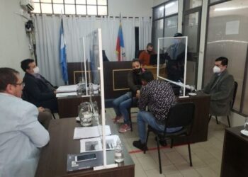 CONMOVEDORA ESCENA EN UN JUZGADO,  El momento del perdón de Gabriela Alejandra Espeche a SFM del V. el joven que hace dos años, cuando era menor, le robó en su despensa de Valle Chico, Catamarca.