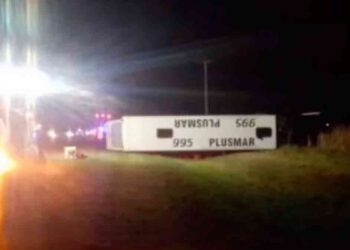 VOLCÓ UN MICRO EN CHASCOMÚS: DOS MUERTOS Y DECENAS DE HERIDOS
