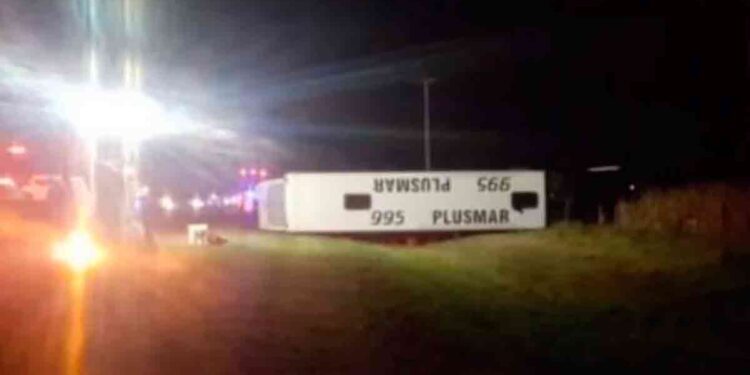 VOLCÓ UN MICRO EN CHASCOMÚS: DOS MUERTOS Y DECENAS DE HERIDOS