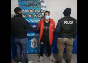LO DETIENEN CON DROGAS Y LO ACUSAN DE UN HOMICIDIO TRAS ENCONTRARLE FOTOS DE UN CADÁVER