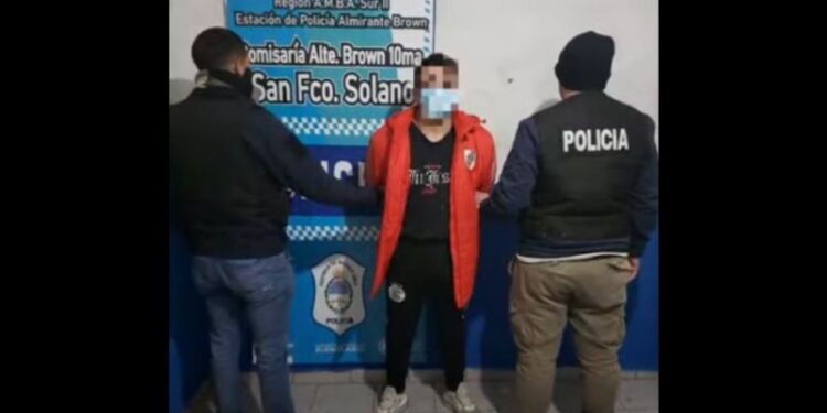 LO DETIENEN CON DROGAS Y LO ACUSAN DE UN HOMICIDIO TRAS ENCONTRARLE FOTOS DE UN CADÁVER