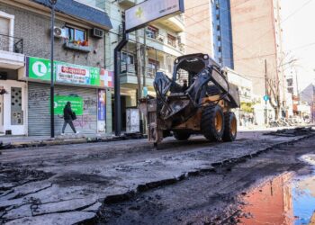 AVANZAN LAS OBRAS DE BACHEO Y RECUPERACIÓN DE ACCESOS AL PARQUE INDUSTRIAL LANÚS