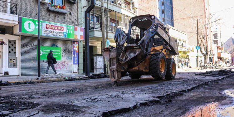 AVANZAN LAS OBRAS DE BACHEO Y RECUPERACIÓN DE ACCESOS AL PARQUE INDUSTRIAL LANÚS