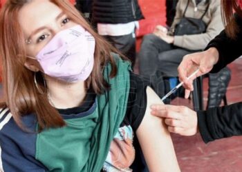 El gobierno nacional encara el mes de agosto con la mirada puesta en la inmunización de los adolescentes con factores de riesgo, que comenzará la semana próxima, y en completar el esquema con las dos dosis del resto de la población.
