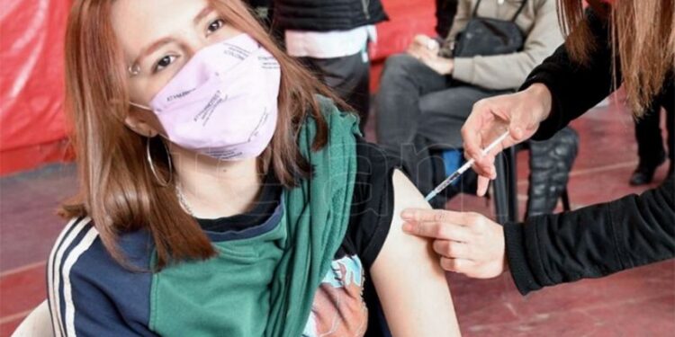 El gobierno nacional encara el mes de agosto con la mirada puesta en la inmunización de los adolescentes con factores de riesgo, que comenzará la semana próxima, y en completar el esquema con las dos dosis del resto de la población.
