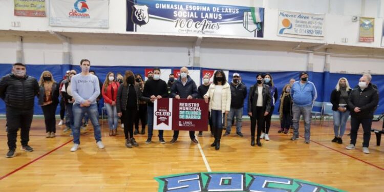 Grindetti entregó subsidios a 20 instituciones que se inscribieron en el Registro Municipal de Clubes