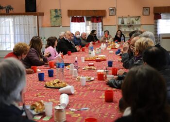 EN VILLA CARAZA, GRINDETTI Y OCAÑA DESAYUNARON CON ADULTOS MAYORES