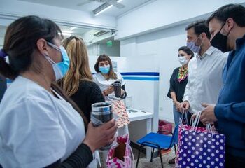 Julián Álvarez y Emmanuel González Santalla visitaron a vacunadores en su día, en el vacunatorio de Pami en Remedios de Escalada