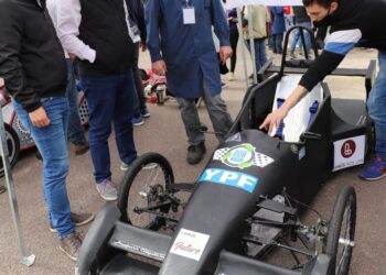 DESAFÍO ECO YPF: GRINDETTI PARTICIPÓ DE LA PUESTA A PUNTO DE LOS AUTOS FABRICADOS POR ESCUELAS TÉCNICAS DE LANÚS