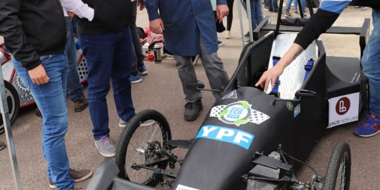 DESAFÍO ECO YPF: GRINDETTI PARTICIPÓ DE LA PUESTA A PUNTO DE LOS AUTOS FABRICADOS POR ESCUELAS TÉCNICAS DE LANÚS