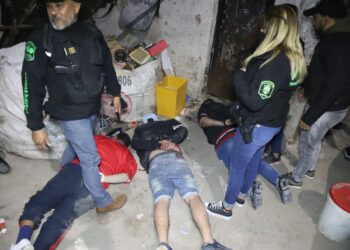 2 SUJETOS DETENIDOS POR COMERCIALIZACIÓN DE ESTUPEFACIENTES EN REMEDIOS DE ESCALADA