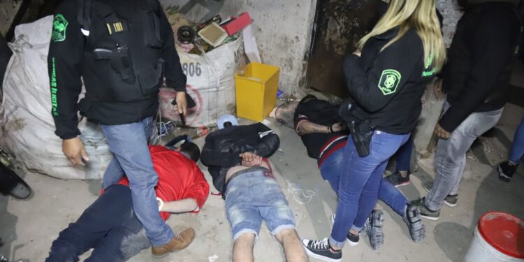2 SUJETOS DETENIDOS POR COMERCIALIZACIÓN DE ESTUPEFACIENTES EN REMEDIOS DE ESCALADA