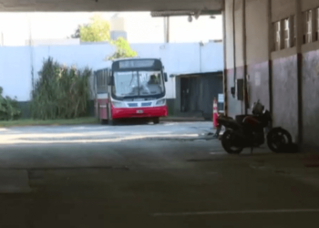 Lanús: arrancó el colectivo y mató al mecánico por accidente