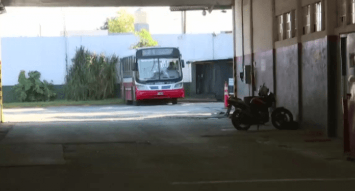 Lanús: arrancó el colectivo y mató al mecánico por accidente
