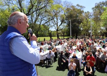 CON 400 ADULTOS MAYORES LANUSENSES, GRINDETTI FESTEJÓ EL DIA DEL JUBILADO EN VALENTIN ALSINA