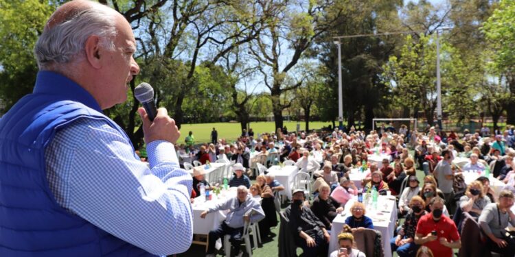 CON 400 ADULTOS MAYORES LANUSENSES, GRINDETTI FESTEJÓ EL DIA DEL JUBILADO EN VALENTIN ALSINA