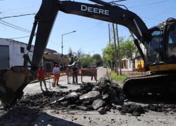 GRINDETTI RECORRIÓ OBRAS DE REPAVIMENTACIÓN EN LANÚS OESTE