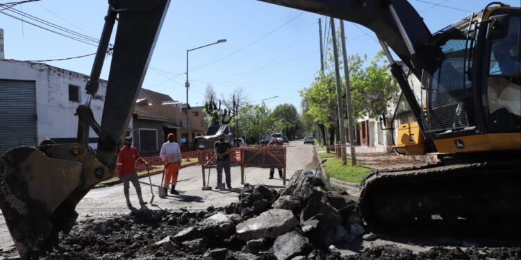 GRINDETTI RECORRIÓ OBRAS DE REPAVIMENTACIÓN EN LANÚS OESTE