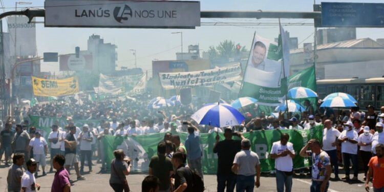 Masiva movilización de la Federación en apoyo a los trabajadores municipales de Lanús