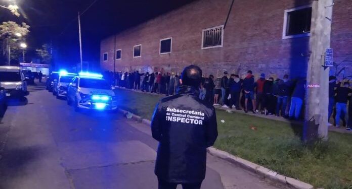Más de 250 detenidos en una fiesta clandestina en Remedios de Escalada
