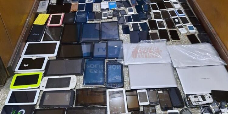 Megaoperativo en Lanús Este por robo de celulares: doce locales clausurados y cuatro detenidos