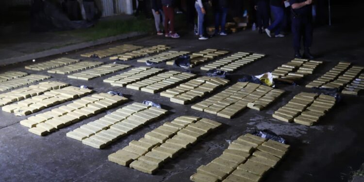 HALLAN MEDIA TONELADA DE MARIHUANA EN UNA CAMIONETA ABANDONADA