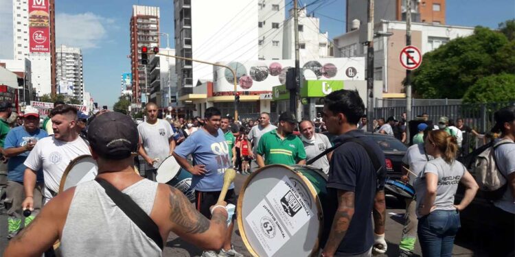 Lanús: Municipales marcharon en repudio al decreto de Grindetti que fijó un aumento salarial