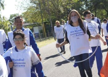 EL MUNICIPIO REALIZÓ UNA CAMINATA DE CONCIENTIZACIÓN SOBRE EL TEA