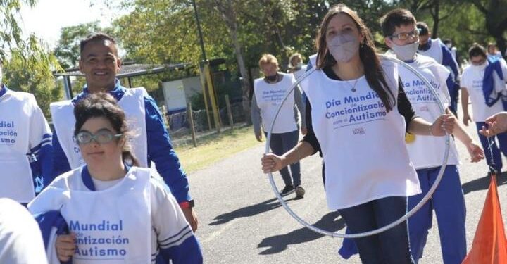 EL MUNICIPIO REALIZÓ UNA CAMINATA DE CONCIENTIZACIÓN SOBRE EL TEA