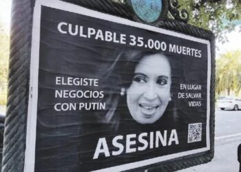 Allanaron la casa de quien habría encargado los afiches difamatorios contra CFK