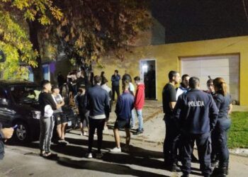 Hallan a un joven asesinado a golpes en su casa de Banfield