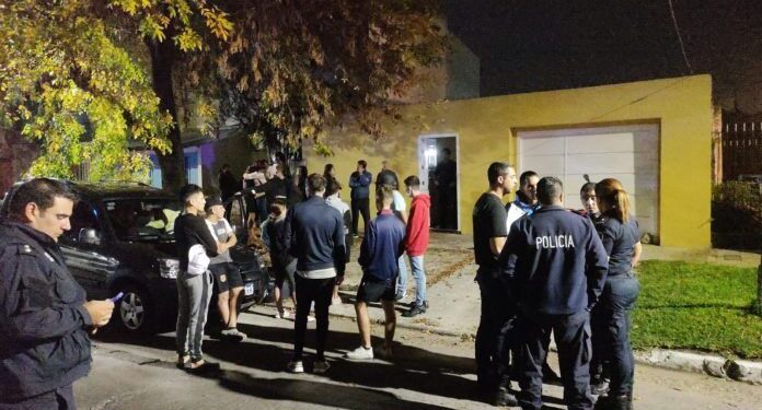 Hallan a un joven asesinado a golpes en su casa de Banfield