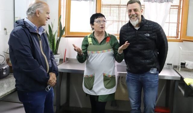 Grindetti y Kravetz recorrieron las obras de la escuela 52 de Chingolo y entregaron kits escolares