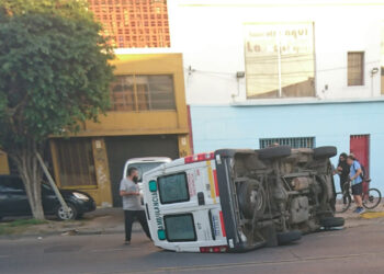 VOLCÓ UNA AMBULANCIA EN LANÚS Y EL PACIENTE QUEDÓ ATRAPADO EN SU INTERIOR