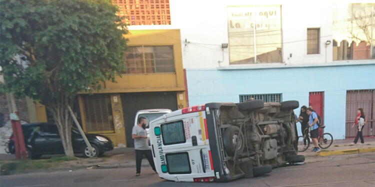 VOLCÓ UNA AMBULANCIA EN LANÚS Y EL PACIENTE QUEDÓ ATRAPADO EN SU INTERIOR