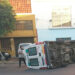 VOLCÓ UNA AMBULANCIA EN LANÚS Y EL PACIENTE QUEDÓ ATRAPADO EN SU INTERIOR