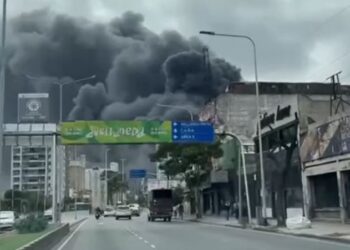Impresionante incendio en Dock Sud: rescataron a trabajadores de dos fábricas